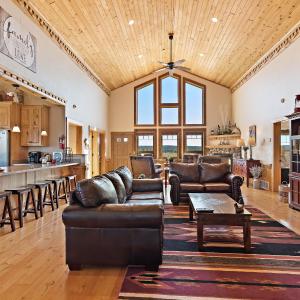 Hint of Heaven by KABINO HotTub Air Hockey Firepit Fishing Trails Yellowstone Free WiFi