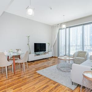 Modern 1BR Near Burj Khalifa - Balcony, Pool, Gym
