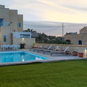 LUX Villa with Private Pool, BBQ & Rooftop Oasis by 360 Estates