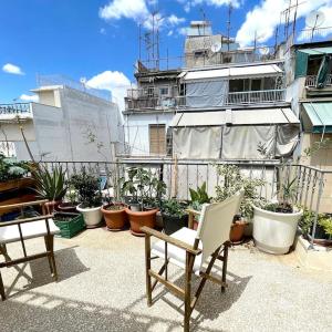 Private Athens Flat with 2 sunny balconies & Super King bed