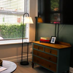 Spacious Stylish Home with FREE Parking 10 Mins to Manchester Centre & AO Arena Ideal for Groups & Long Stays