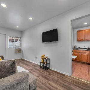 Small 1-bedroom with small yard in West Hollywood