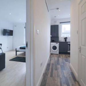 S5 Full Studio In Central Kilburn London With Kitchen Zone 2
