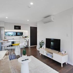 Modern Family Home 7km Airport Free Park
