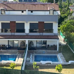 Villa Isra 5 plus 1 Bedroom Villa Private Pool and Garden