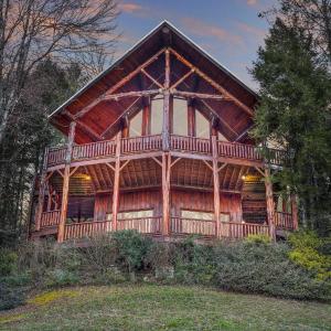 Waters Edge Lodge an Incredible dog friendly cabin that is perfect for family gatherings