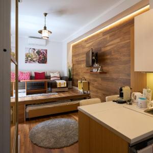 Giselle Apartment with Free Parking by Staymood Holidays