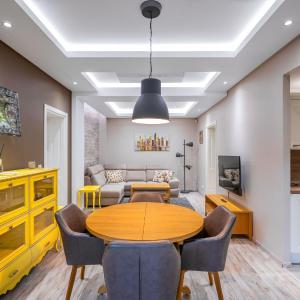Elegant Escape in The Heart of The City by Flat Mаnager
