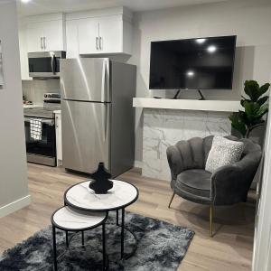 Luxurious Home in NW Calgary, Free Parking, High Speed Internet, Near Grocery and Airport