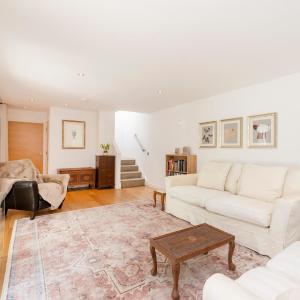 Stylish 3-Bedroom 2-Storey House with Patio and Balcony near Princes Street