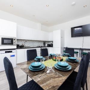 Beautiful 4-Bed Apartment in Shepherd's Bush