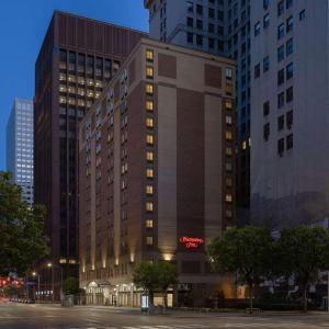 Studio Apt In DT l Parking l Fast Wi-fi l Café
