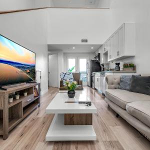 Modern 1-Bedroom Loft in Hollywood with Parking, WiFi & Hollywood Sign View