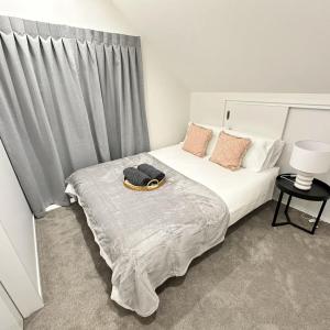 Cozy Top-Floor Stay with Private Bathrooms & Free Parking