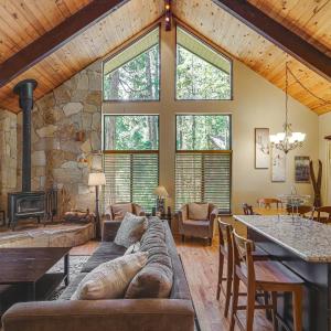 Cabin w/ Deck & Fire Pit in Blue Lake Springs!