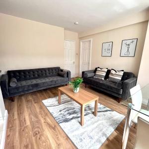 Central 4 Bedroom House With Driveway