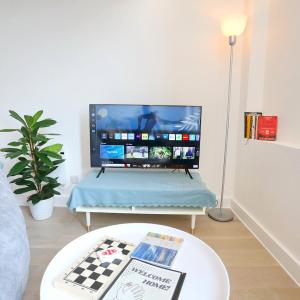 Central Trafford Duplex With Shop at Base - Pass the Keys