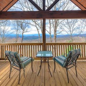 A Bears Lair - Mineral Bluff, GA - Take in Sweeping Mountain Views, Soak in the Hot Tub, Mix Drinks at the Wet Bar, and Cozy Up