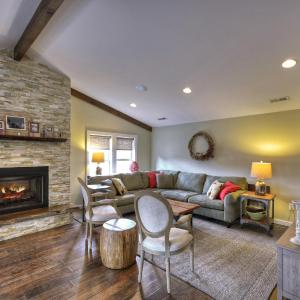 Main Street Cottage - Downtown Blue Ridge - Experience Downtown Living, Cozy King Bed, Full Kitchen, Comfortable Living Room