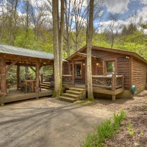 Hothouse Hideaway - Mineral Bluff, GA - Enjoy Peaceful Creek Views, Soak in the Hot Tub, Cozy Up by the Fireplace, and Enjoy Lay