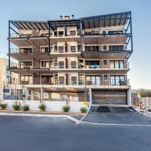 Chic Warehouse Style 1 bedroom, Blouberg Beachfront, 14 Manhattan