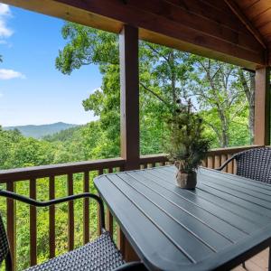 Stargazer - Mineral Bluff, GA - Enjoy Peaceful Forest Views, Soak in the Hot Tub, Unwind in the Jetted Tub, and Rack Up a Game o