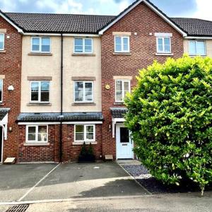 Manchester View Large 5BR town house Parking