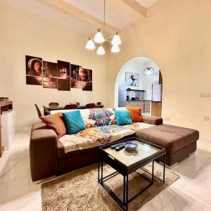 Charming Townhouse with Rooftop