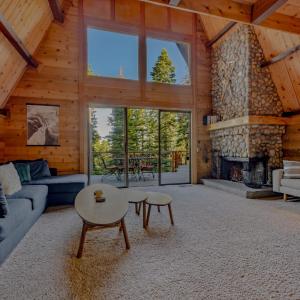 3BR with Sauna & Lake Views, 2 miles to Beach