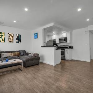Modern 2BR 3-Level Loft Gated Parking Hollywood Ktown