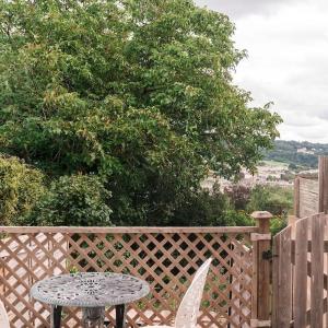 Garden Flat with Bath Skyline Views & Private Patio