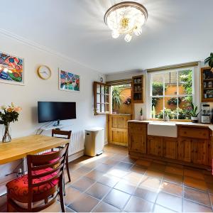 The Clapham 2-Bedroom Flat with Private Patio