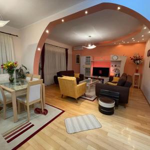 Zee's Lux Central Spot