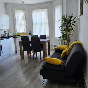Bright Two-Bedroom Apartment with Parking, Close to Train Station & Seaside
