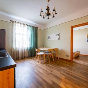 Just Renovated Stories Apartment Free parking