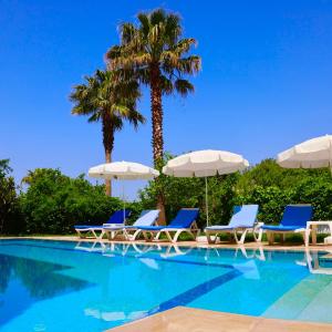Villa with a private pool and mountain view in a quiet area next to fores