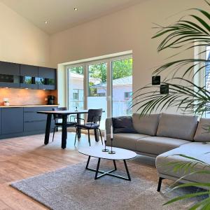 Haus Kiebitz 2 OG - Neubau-Apartment mit Infrarot-Sauna, Balkon & 600 m zum Strand