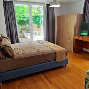 Apartment with private garden in Alimos