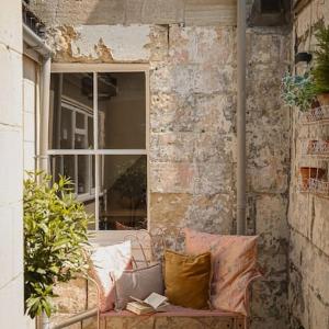 Primrose Cottage - Two Bed Cottage with Private Courtyard & Nearby Parking