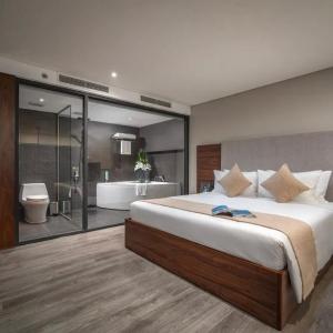 Duplex , TubBath, Netflix, Lakeview