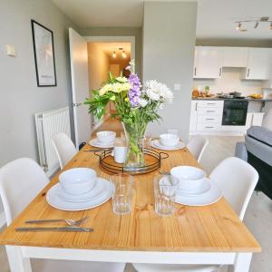 Sunny Apartment - 8 Mins Drive to Coop Arena - Pass the Keys