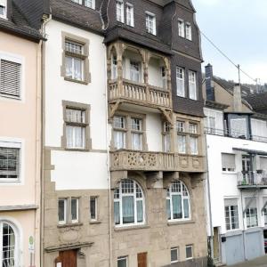 Wohnung in einem historischen Gebäude mit Balkon und Blick auf die Mosel