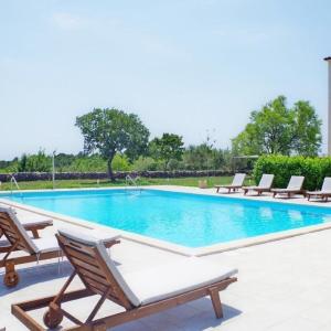 Ferienwohnung in Rakalj mit Garten, gemeinsamem Pool und Terrasse