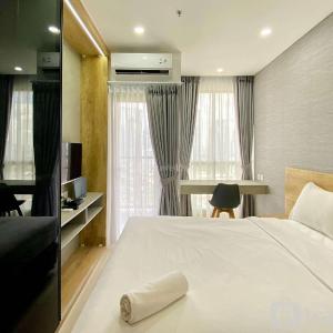 Comfort and Modern Look Studio Room Ciputra World 2 Apartment By Travelio