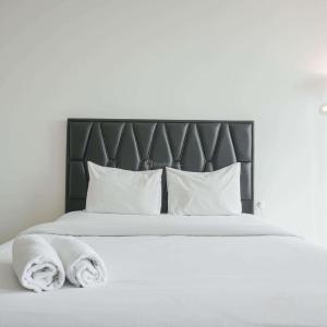 Minimalist and Strategic Studio Room at Menteng Park Apartment By Travelio