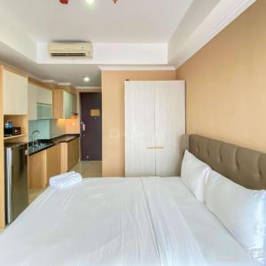 Nice Designed and Homey Studio at Menteng Park Apartment By Travelio
