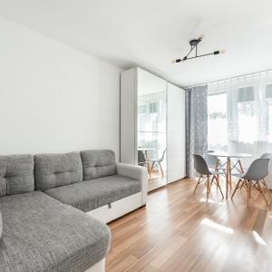 Chodecka Homely Apartment by BookingHost