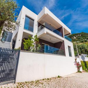 Exclusive Seafront Apartments by PikHost