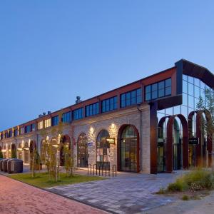 Stylish Volta Quarter Studios with AC
