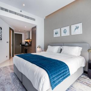 A Living Stylish Studio Apartment With Partial Burj & Canal View at Prive B 1417